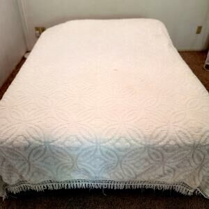 VINTAGE Queen White Cotton Chenille fringed blanket Rounded hem 100" x 92"